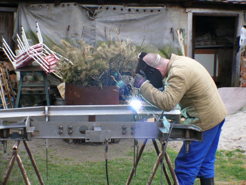 Naraznik Roman.JPG - Roman, Andrea's brother when welding our bumpers